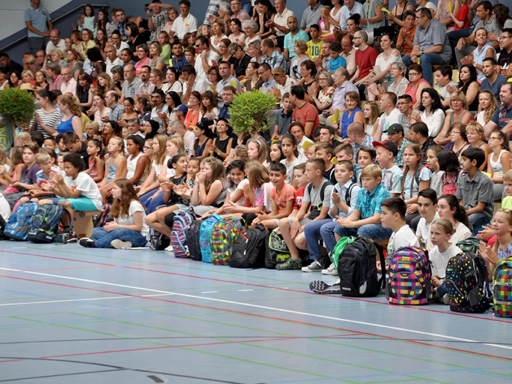 Die Sporthalle ist bei der Einschulungsfeier dicht besetzt.